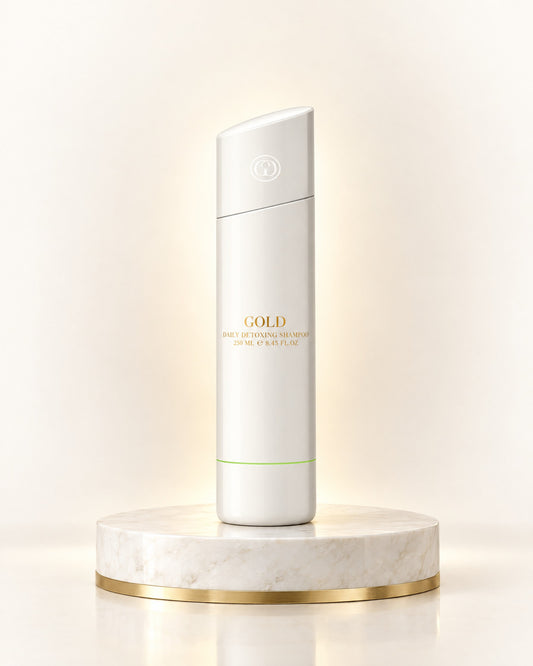 GOLD Haircare Daily Detoxing Shampoo 250 ml auf weißem Marmorpodest mit Goldrand