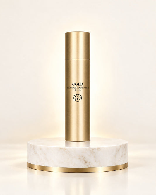 GOLD Haircare Delicious Foundation 200 ml in goldener Dose auf weißem Marmorpodest mit Goldrand