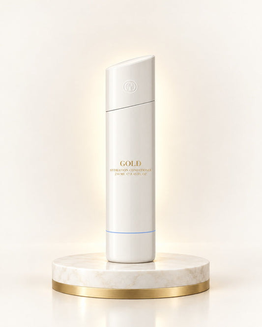 GOLD Haircare Hydration Conditioner 250 ml auf weißem Marmorpodest mit Goldrand