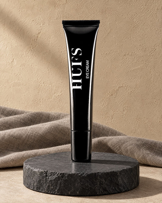 HUFS Eye Cream 20 ml in glänzend schwarzer Tube auf dunklem Schiefer-Sockel