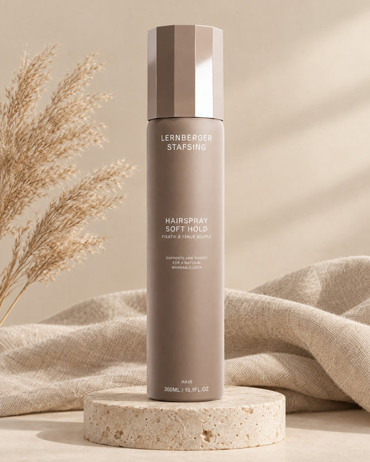 Lernberger Stafsing Hairspray Soft Hold 300 ml auf Travertin-Sockel mit Leinen und Pampasgras