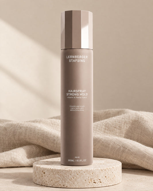 Lernberger Stafsing Hairspray Strong Hold 300 ml, taupefarbene Sprühdose auf Travertin-Sockel mit Leinen