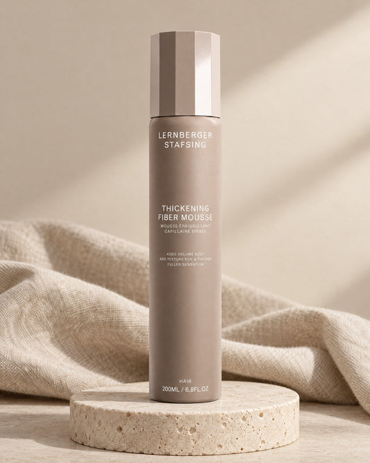 Lernberger Stafsing Thickening Fiber Mousse 200 ml, Schaumfestiger in Taupe-Dose auf Travertin-Sockel