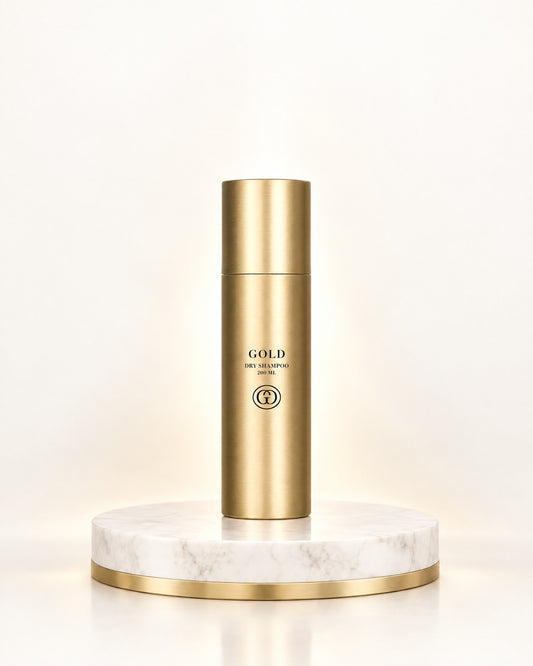 GOLD Dry Shampoo 200 ml in goldener Sprühdose auf weißem Marmorpodest mit Goldrand