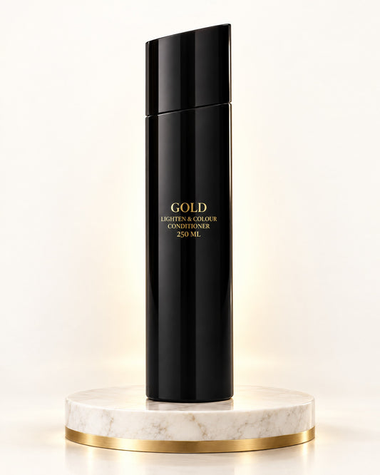 GOLD Lighten & Colour Conditioner 250 ml in schwarzer Flasche auf weißem Marmorpodest mit Goldrand
