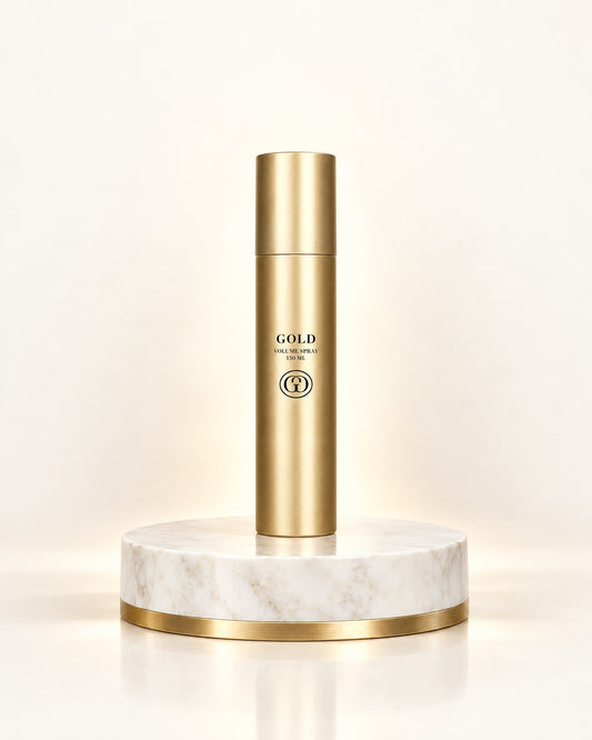GOLD Haircare Volume Spray 150 ml in goldener Dose auf weißem Marmorpodest mit Goldrand