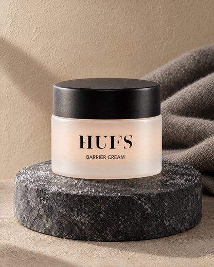 HUFS Barrier Cream 50 ml im hellen Milchglastiegel auf Schiefer-Sockel mit Raureif