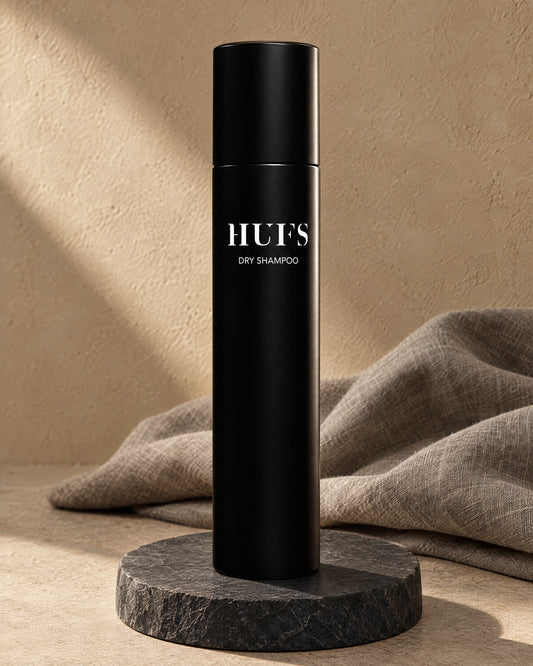 HUFS Dry Shampoo Trockenshampoo 250 ml in mattschwarzer Sprühdose auf dunklem Schiefer-Sockel