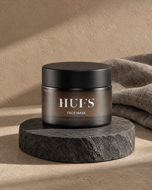 HUFS Face Mask Deep Hydrating 50 ml im dunklen Milchglastiegel auf Schiefer-Sockel