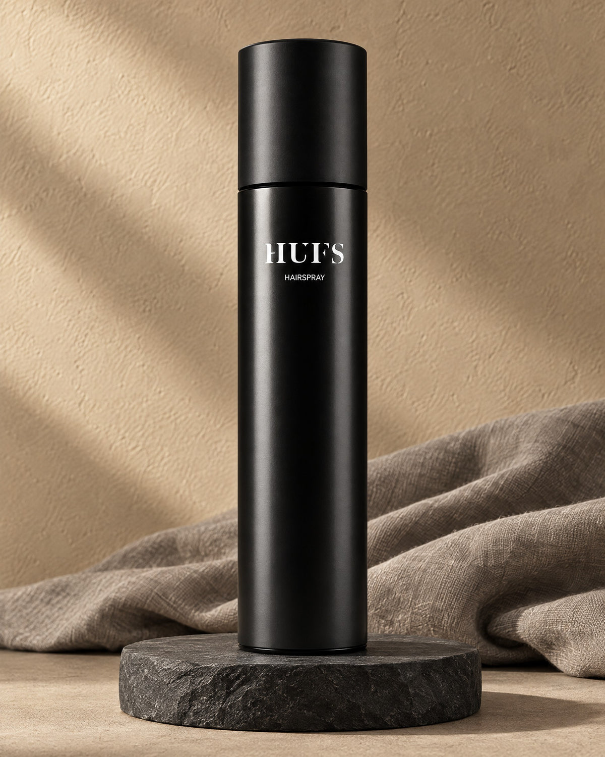 HUFS Hairspray 300 ml in matt schwarzer Spraydose auf dunklem Schiefer-Sockel mit Leinen