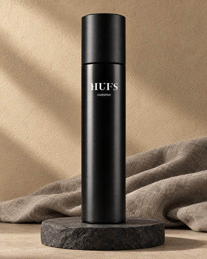 HUFS Hairspray 300 ml in matt schwarzer Spraydose auf dunklem Schiefer-Sockel mit Leinen
