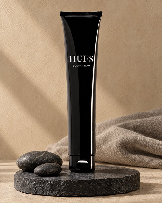 HUFS Ocean Cream 200 ml Stylingcreme in glänzend schwarzer Tube auf dunklem Schiefer-Sockel