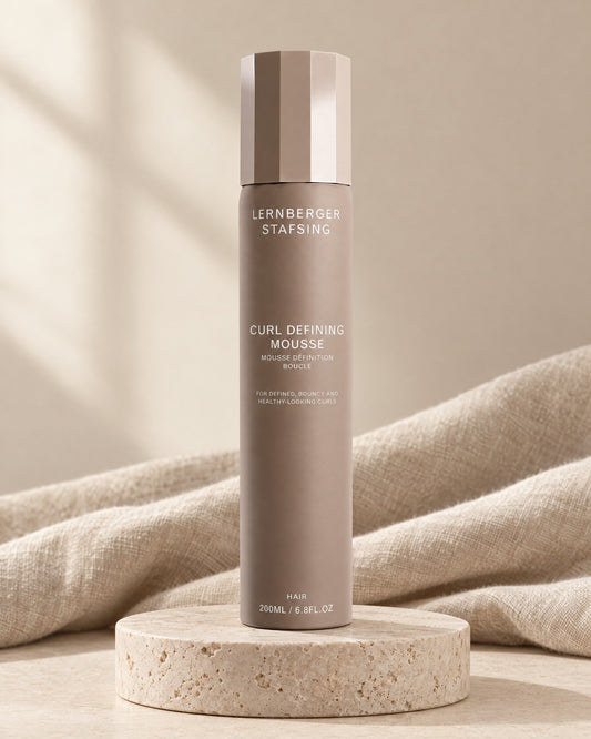Lernberger Stafsing Curl Defining Mousse 200 ml, Lockenschaum in Taupe-Dose auf Travertin-Sockel