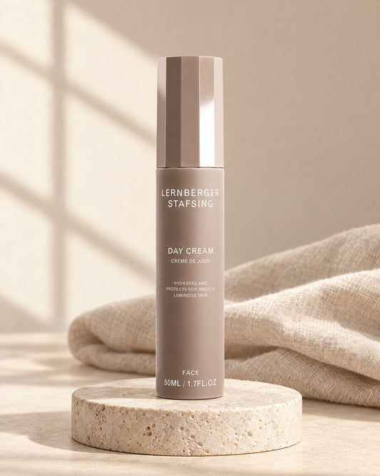 Lernberger Stafsing Day Cream 50 ml Tagescreme im Pumpspender auf Travertin-Sockel im Morgenlicht