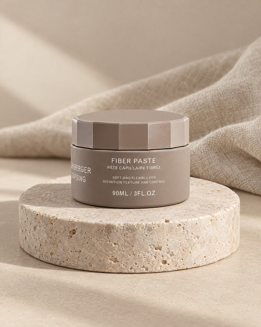Lernberger Stafsing Fiber Paste 90 ml Stylingpaste im Tiegel auf Travertin-Sockel mit Leinen