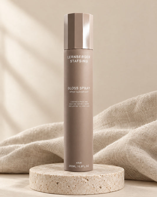 Lernberger Stafsing Gloss Spray 200 ml Glanzspray in Taupe auf Travertin-Sockel mit Leinen