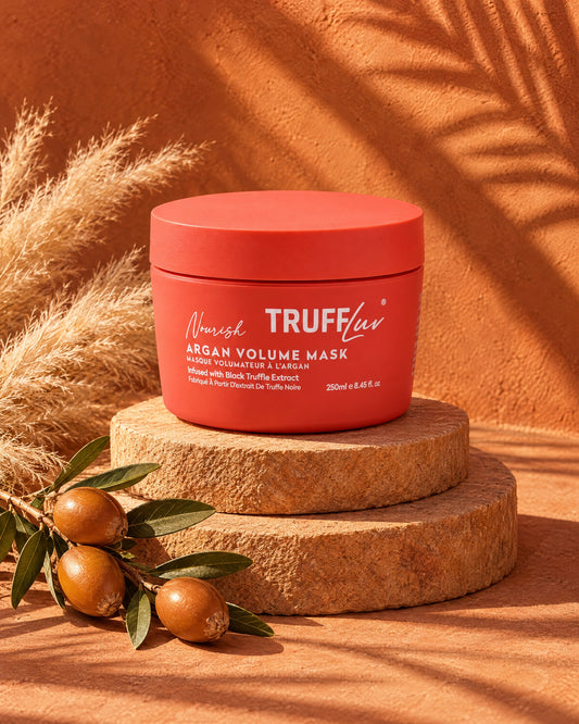 TRUFFLuv Argan Volume Mask im korallroten Tiegel auf Sandsteinscheiben mit Pampasgras und Arganzweig