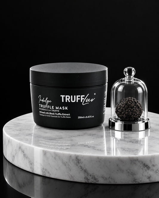 TRUFFLuv Truffle Mask im schwarzen Tiegel auf weißem Marmorsockel neben schwarzer Trüffel unter einer Glasglocke